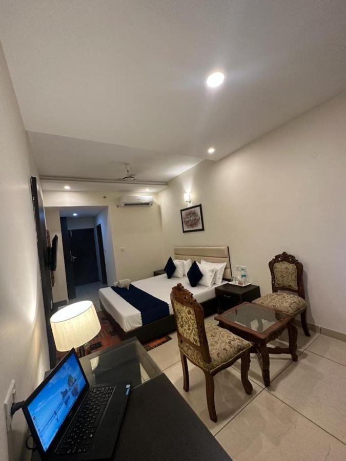 Hotel Jb Residency !! Luxurious & Royal Balcony Rooms !! Large Rooms Zirakpur Kültér fotó