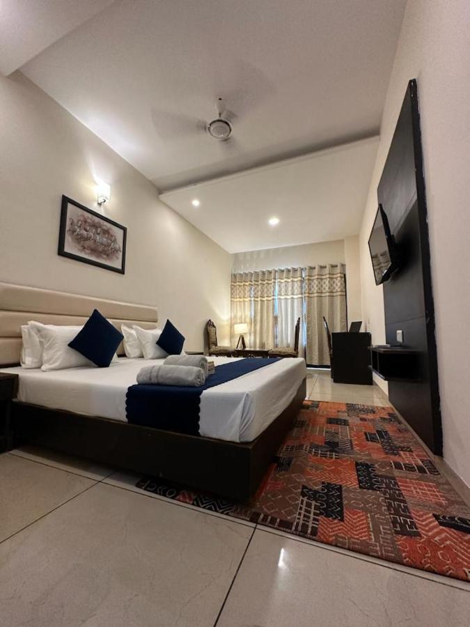 Hotel Jb Residency !! Luxurious & Royal Balcony Rooms !! Large Rooms Zirakpur Kültér fotó