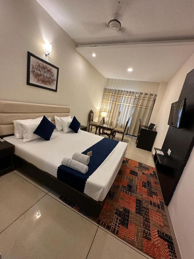 Hotel Jb Residency !! Luxurious & Royal Balcony Rooms !! Large Rooms Zirakpur Kültér fotó