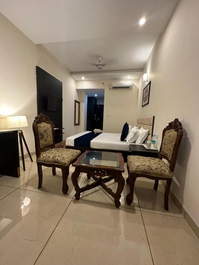 Hotel Jb Residency !! Luxurious & Royal Balcony Rooms !! Large Rooms Zirakpur Kültér fotó