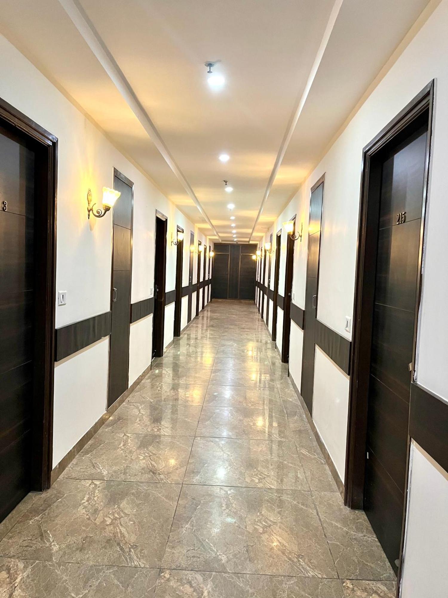 Hotel Jb Residency !! Luxurious & Royal Balcony Rooms !! Large Rooms Zirakpur Kültér fotó