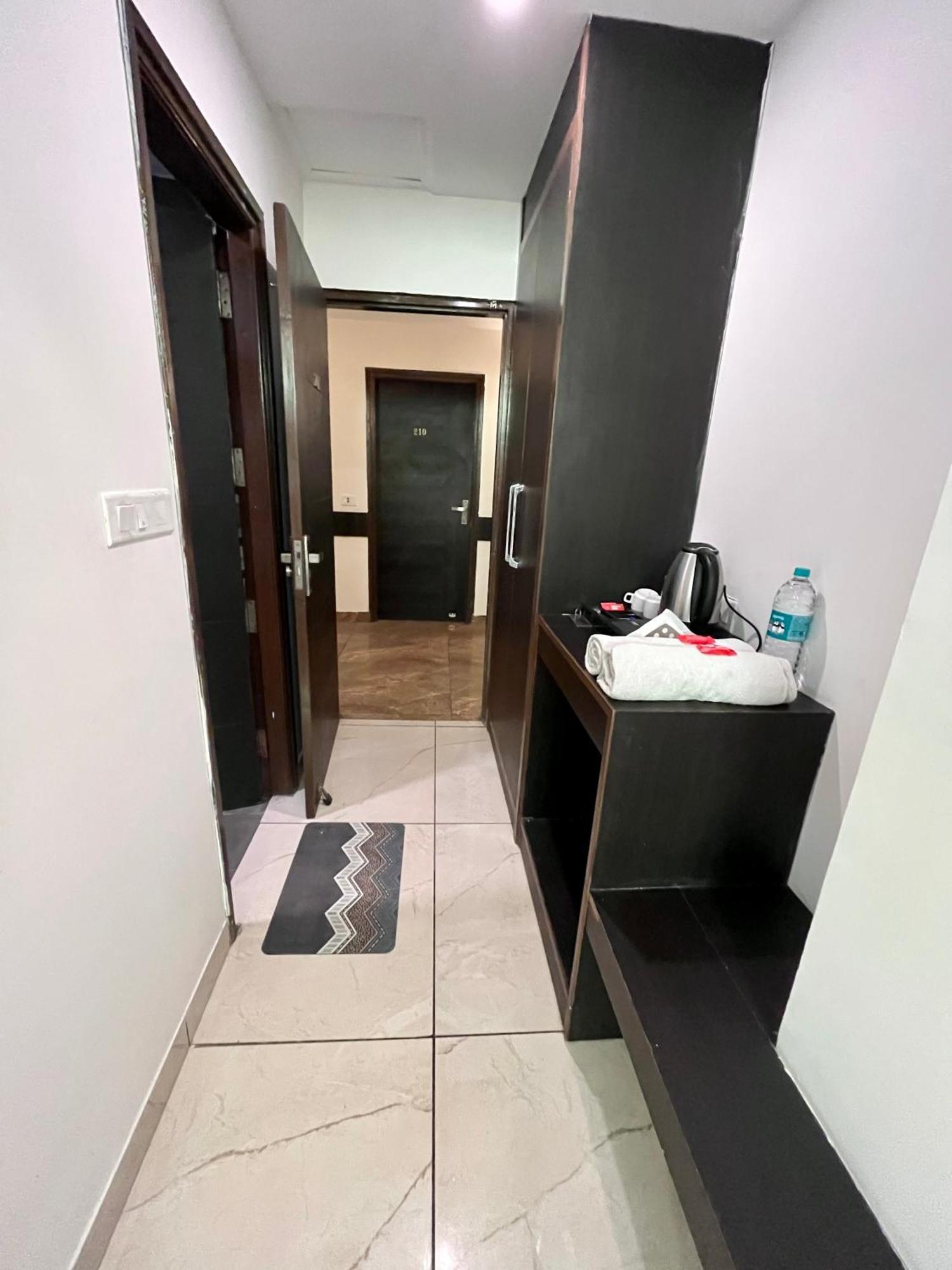 Hotel Jb Residency !! Luxurious & Royal Balcony Rooms !! Large Rooms Zirakpur Kültér fotó