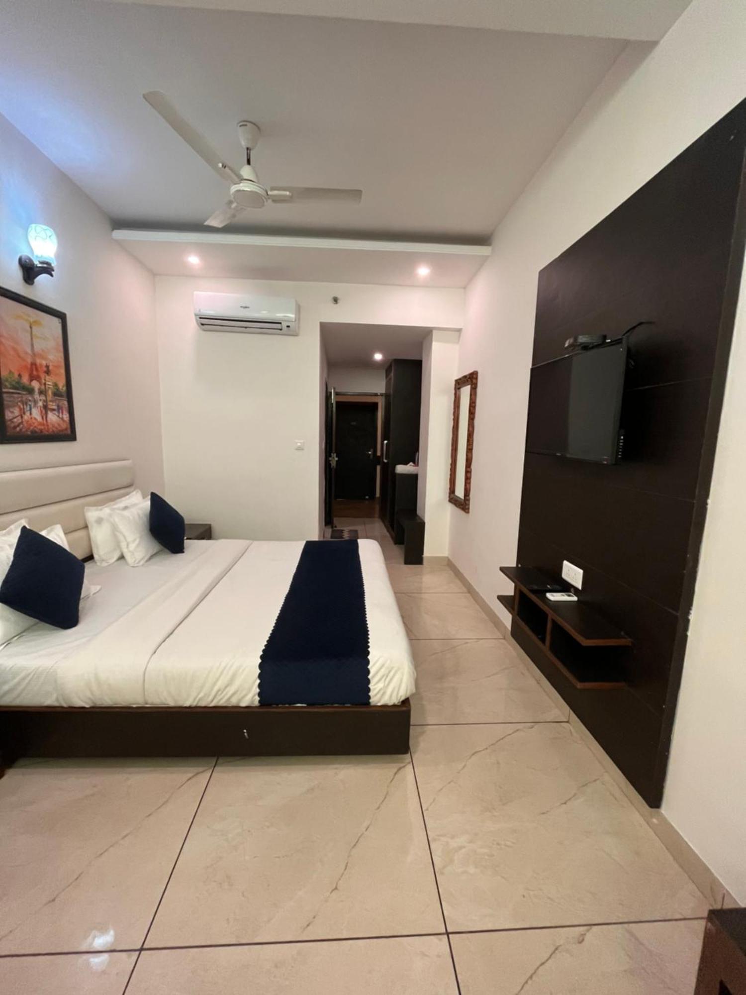 Hotel Jb Residency !! Luxurious & Royal Balcony Rooms !! Large Rooms Zirakpur Kültér fotó