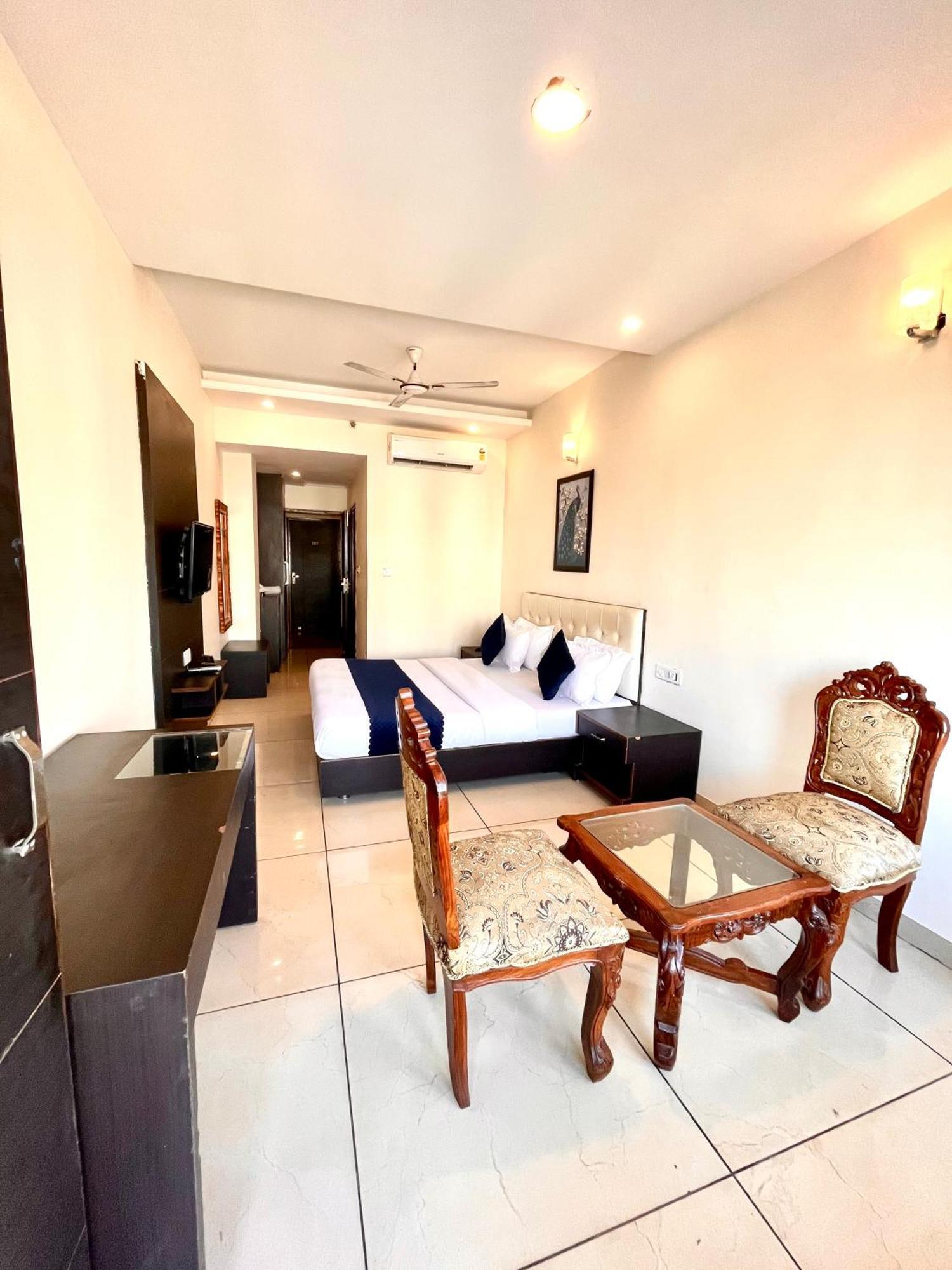 Hotel Jb Residency !! Luxurious & Royal Balcony Rooms !! Large Rooms Zirakpur Kültér fotó