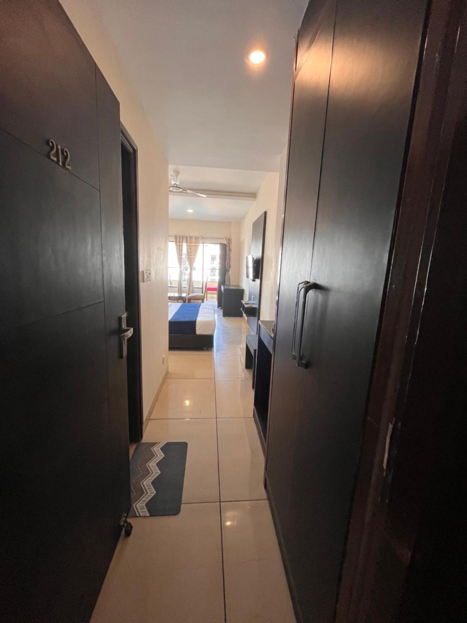 Hotel Jb Residency !! Luxurious & Royal Balcony Rooms !! Large Rooms Zirakpur Kültér fotó