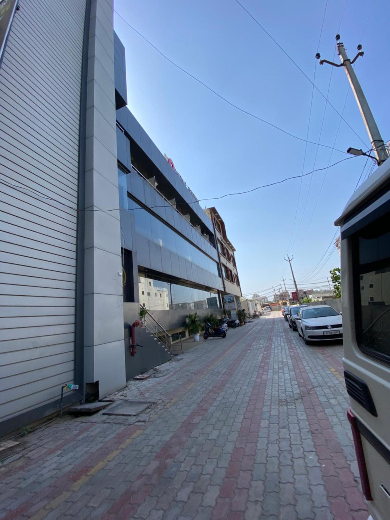 Hotel Jb Residency !! Luxurious & Royal Balcony Rooms !! Large Rooms Zirakpur Kültér fotó