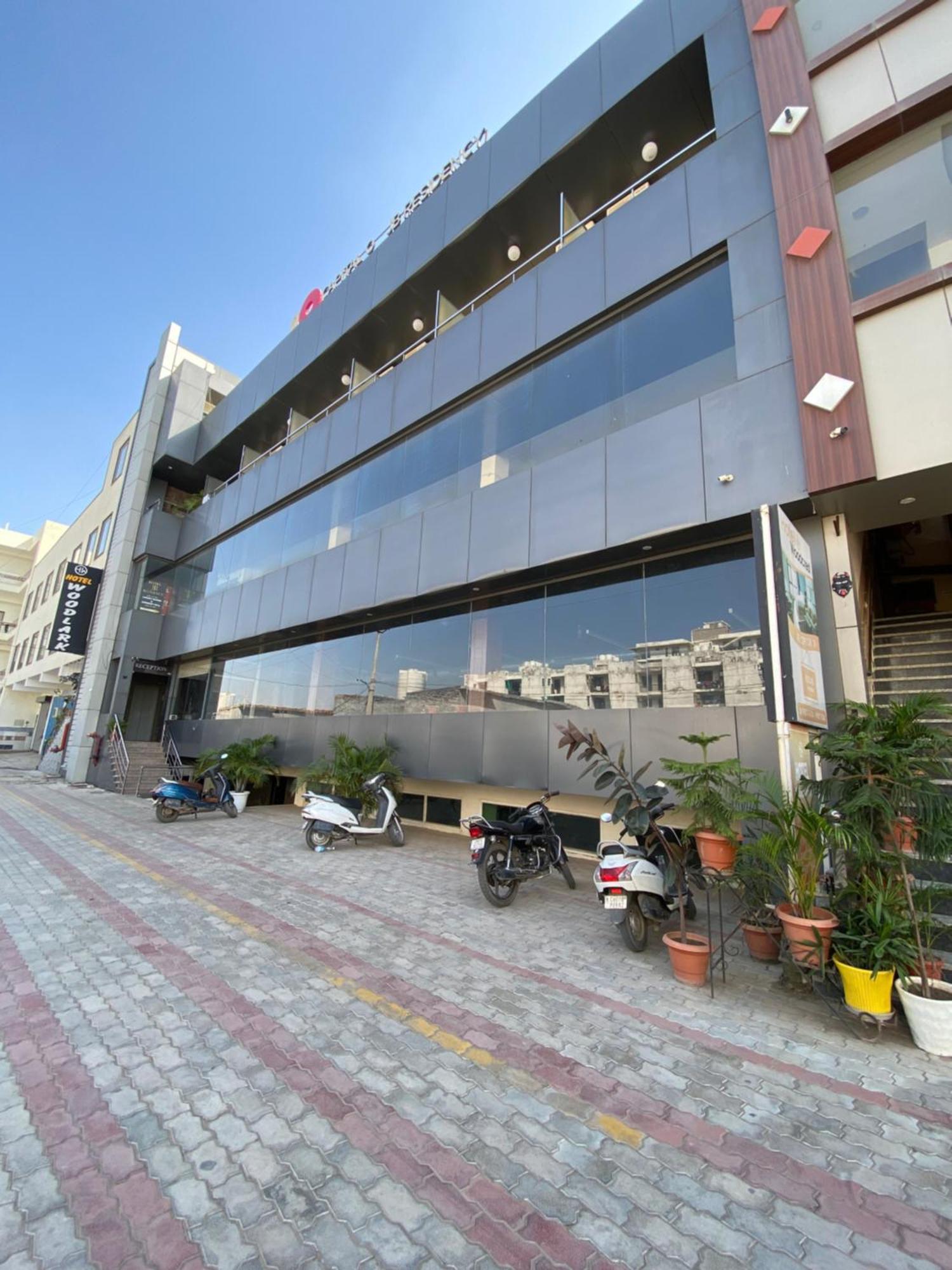 Hotel Jb Residency !! Luxurious & Royal Balcony Rooms !! Large Rooms Zirakpur Kültér fotó