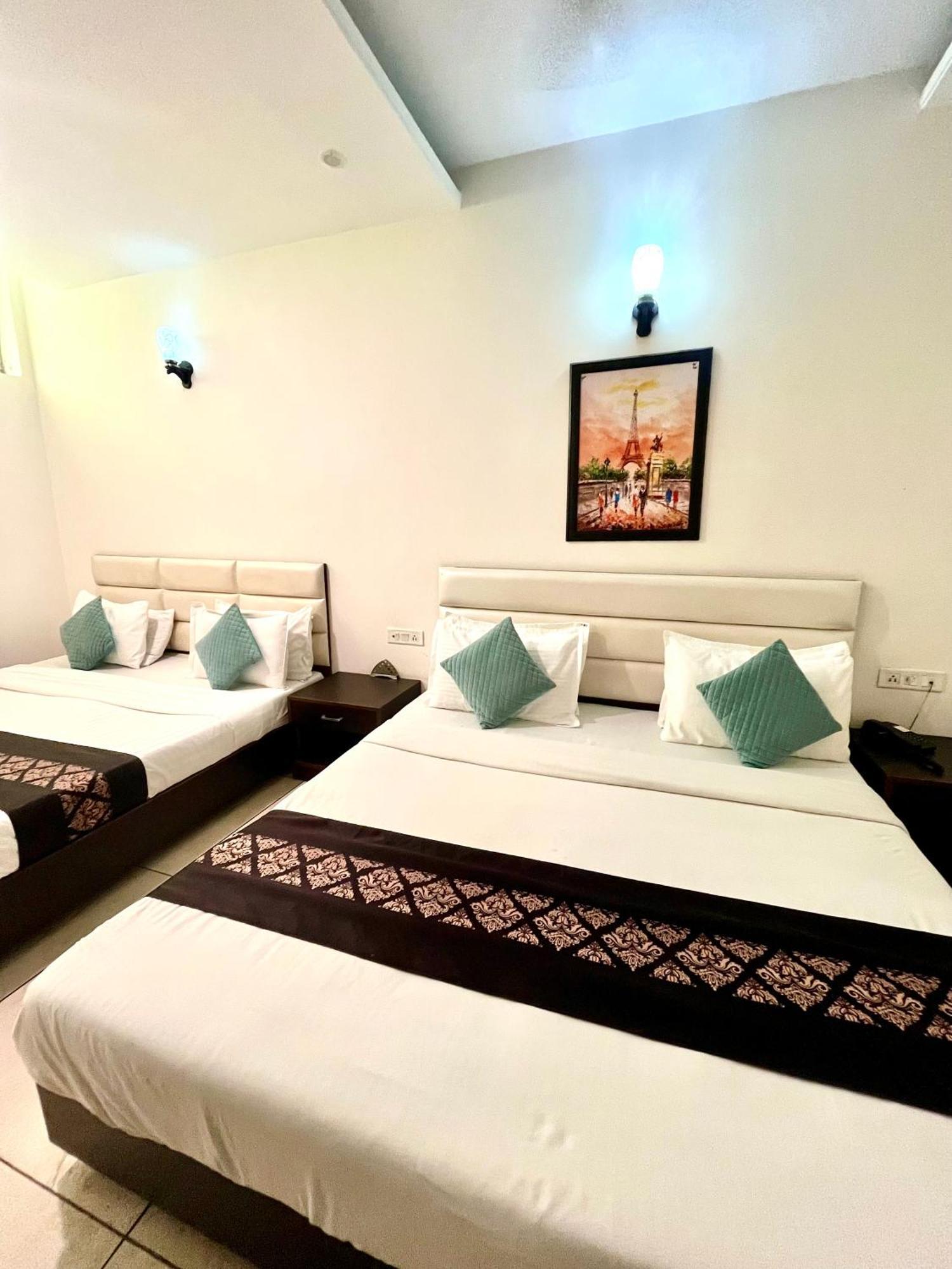 Hotel Jb Residency !! Luxurious & Royal Balcony Rooms !! Large Rooms Zirakpur Kültér fotó