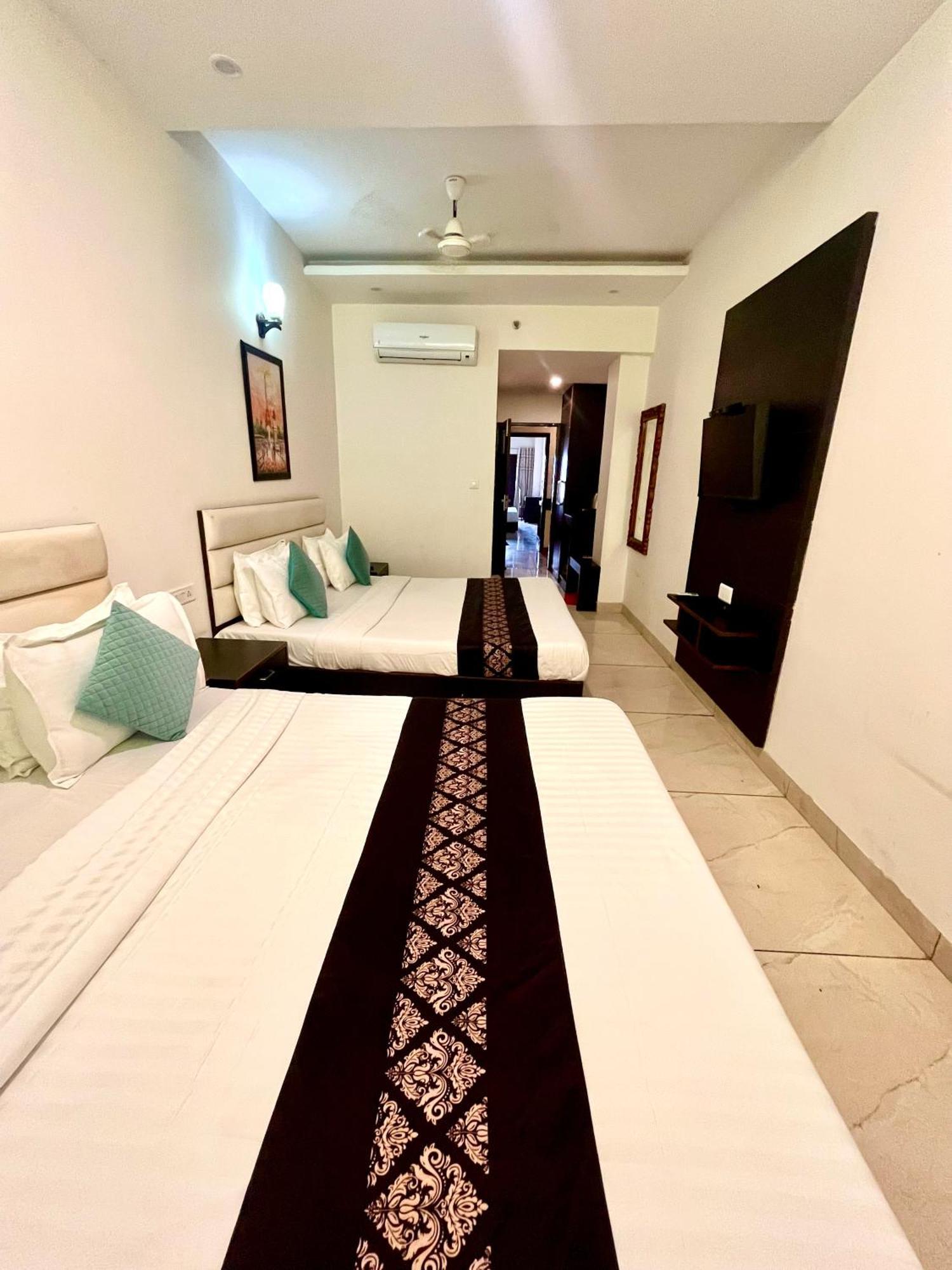 Hotel Jb Residency !! Luxurious & Royal Balcony Rooms !! Large Rooms Zirakpur Kültér fotó